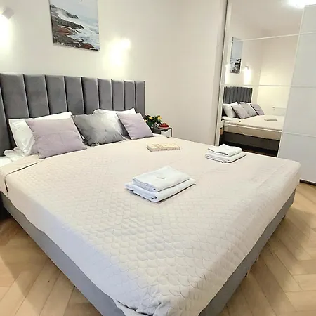 Golden By Triapart *